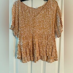 Women’s V neck Top in Gold and White speckled pattern. Size Small. 100% Rayon.